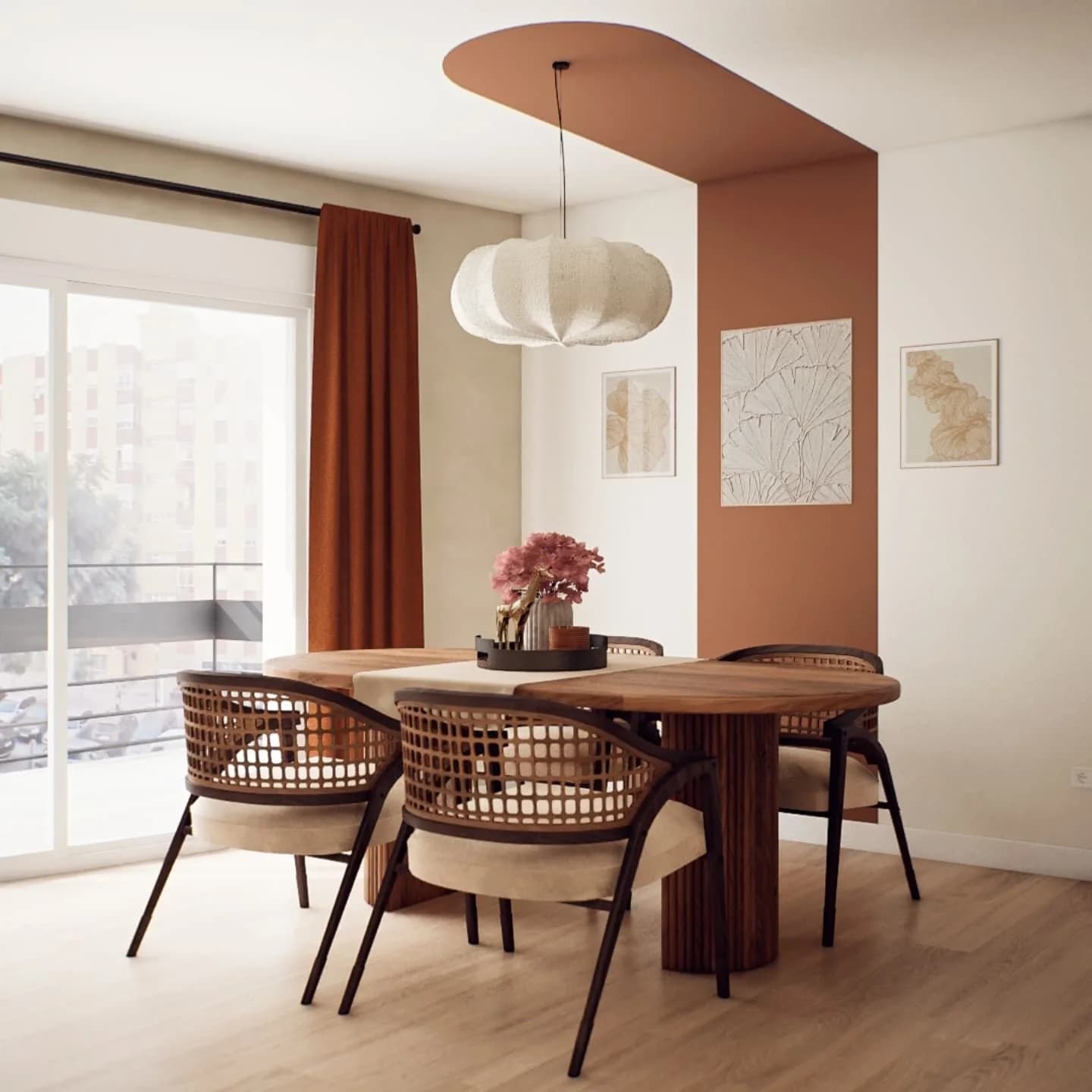 Comedor con una franja terracota que sube por la pared y continúa por el techo sobre la mesa, con lámpara blanca, sillas de ratán y cortina color óxido